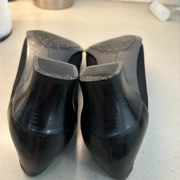 MUNRO American Low Heel Pumps in Black with Criss Cross Elastic Slip On Size 10 - Picture 9 of 14